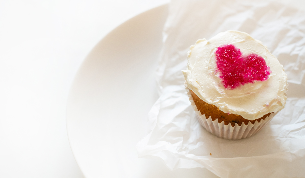 Herzcupcakes mit buntem Zucker