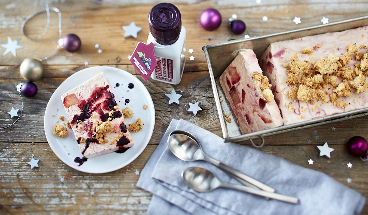 Pflaumen-Zimt-Parfait mit Streuseln