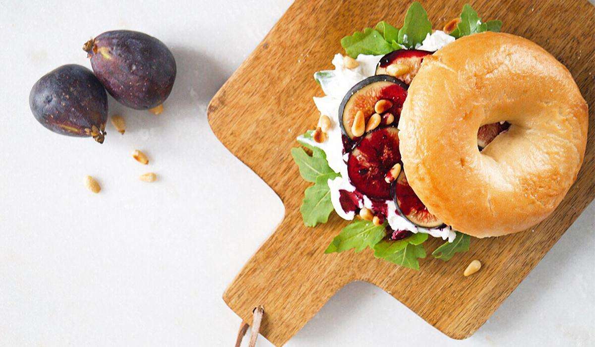 Bagel mit Feigen und Ziegenkäse